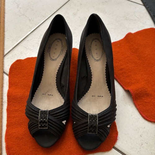 Black pumps new with regular heel, comfortable size 36