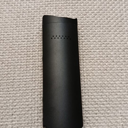 XMax Starry 3.0 vaporizer used with charging cable