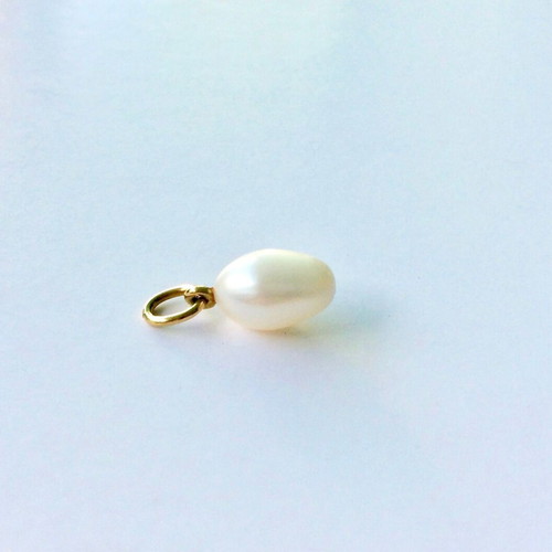 Oval Pearl Pendant like new with Gold-Plated Setting and Ring