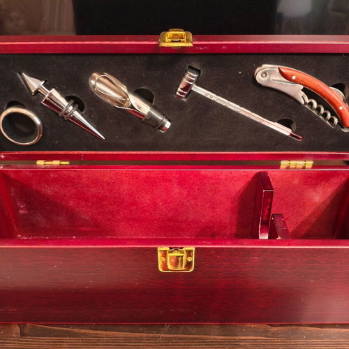 Wooden wine case used with accessories