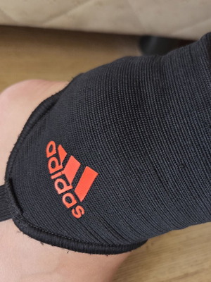 Adidas Predator shinguards size L like new