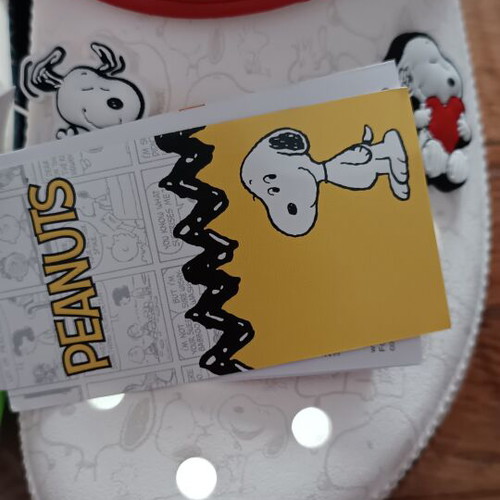 Crocs Peanuts Snoopy Unisex Size 41-42 New in Packaging