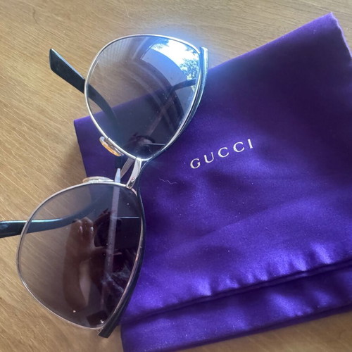 Gucci sunglasses like new with authentic silk pouch