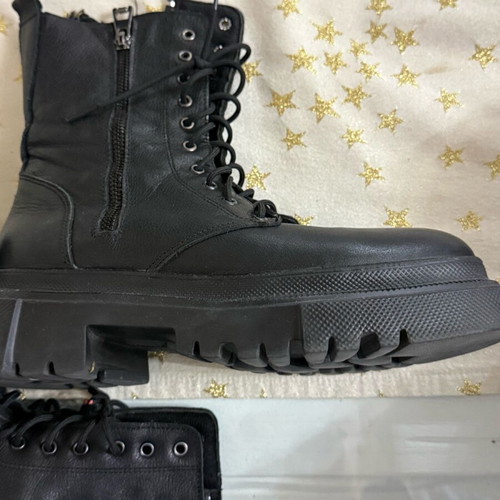 Only women's black boots size 38 like new