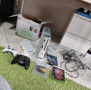 Xbox 360 με 2 controllers και 2 games