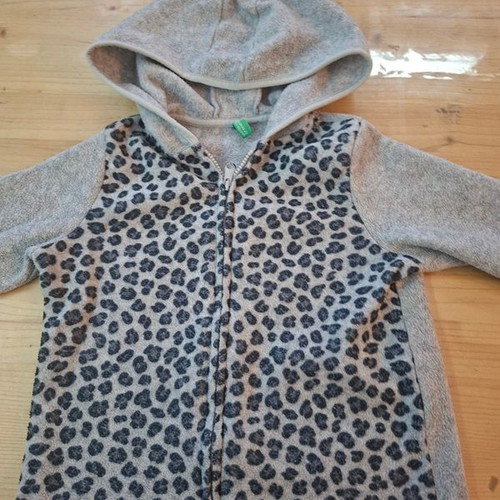 Benetton fleece hoodies for girl 4 years like new, black and grey, pack of 2