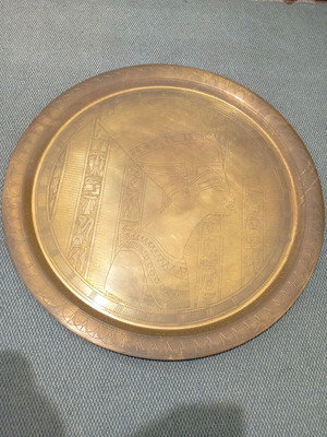 Vintage brass decorative wall plate with Queen Nefertiti design, like new