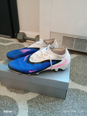 Nike Phantom 6 Pro football shoes like new, sizes 44-44.5, white and blue