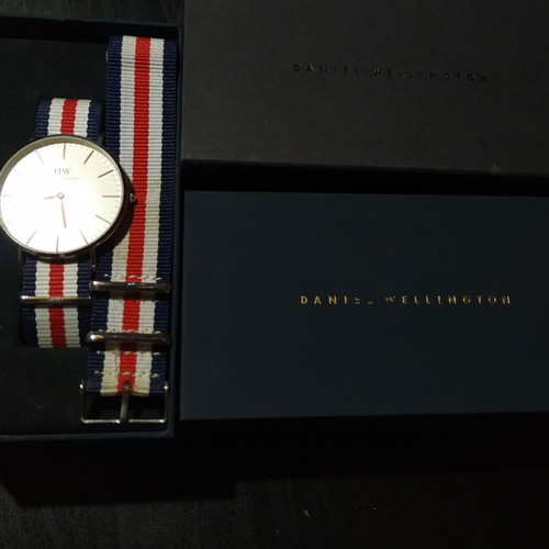 Daniel Wellington Classic 40mm watch like new with 2 fabric straps