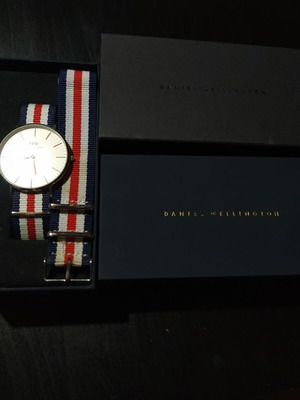 Daniel Wellington Classic 40mm watch like new with 2 fabric straps