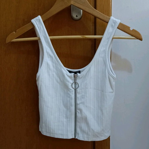 Bershka white crop top like new with straps and zipper, size S