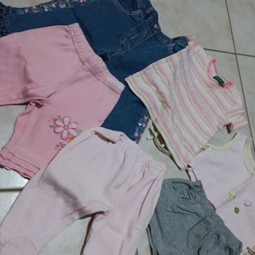 Baby clothing sets like new, 6 months, jeans, capri, shorts, tops