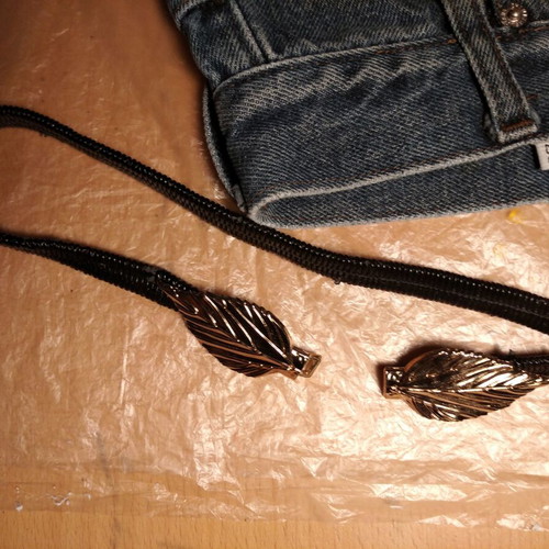 Elastic belt with gold leaves for fastening