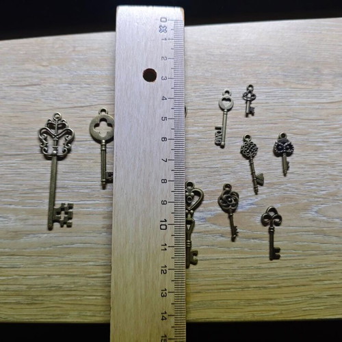 Decorative vintage keys set of 12, like new, brass look