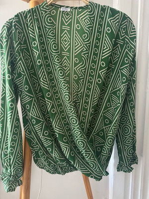 Ble Resort Collection long sleeve blouse green one size like new