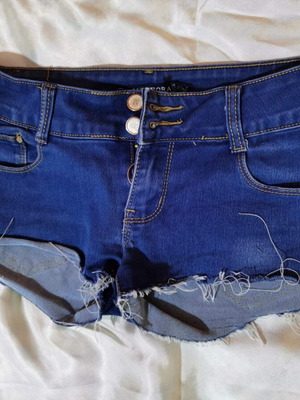 Short denim shorts in blue like new