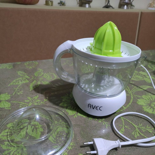Avec electric juicer like new, 25 Watt, 700 mL