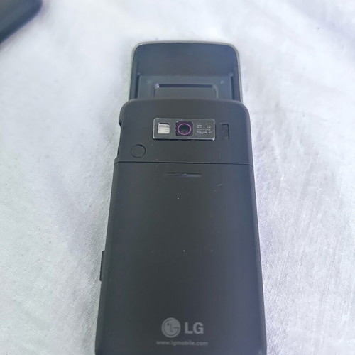 LG KF600 phone like new with missing volume buttons