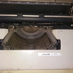 Γραφομηχανή Olivetti Dora vintage μεταχειρισμένη με δερμάτινη θήκη-βαλίτσα