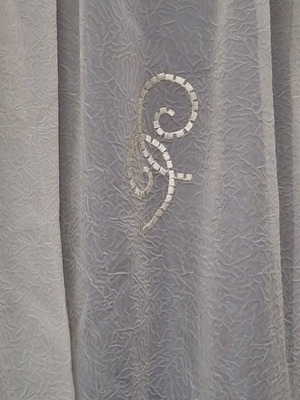 Set of two ready-sewn curtains in sugar color with embroidered designs