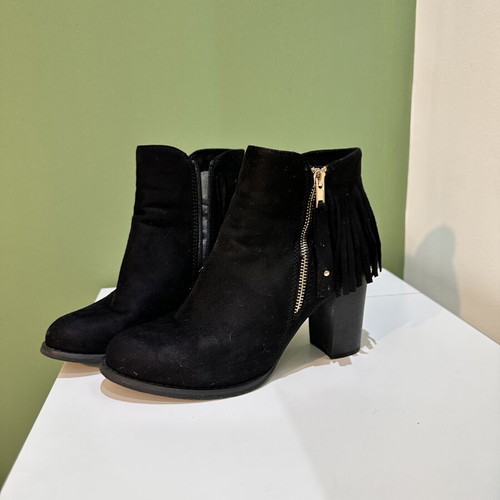 Black ankle boots with fringes and thick heel size 39 used