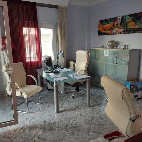Σετ επίπλων γραφείου σαν καινούργιο με γυάλινο γραφείο, συρταριέρα, ντουλάπες και λευκή δερμάτινη καρέκλα