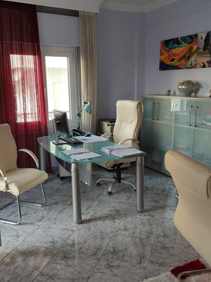 Σετ επίπλων γραφείου σαν καινούργιο με γυάλινο γραφείο, συρταριέρα, ντουλάπες και λευκή δερμάτινη καρέκλα