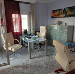 Σετ επίπλων γραφείου σαν καινούργιο με γυάλινο γραφείο, συρταριέρα, ντουλάπες και λευκή δερμάτινη καρέκλα