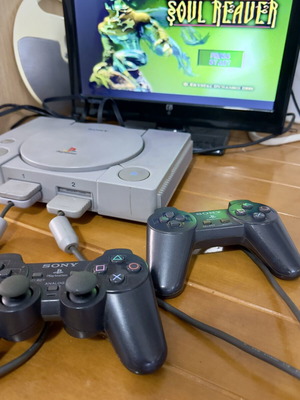 PlayStation 1 κονσόλα σαν καινούργιο με δύο original μαύρα χειριστήρια και memory card