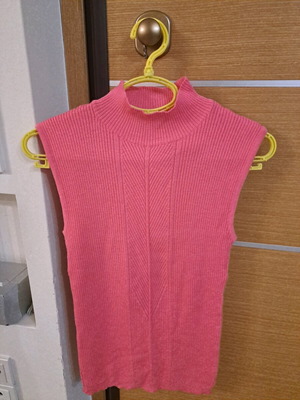 Knitted women's pink sweater like new