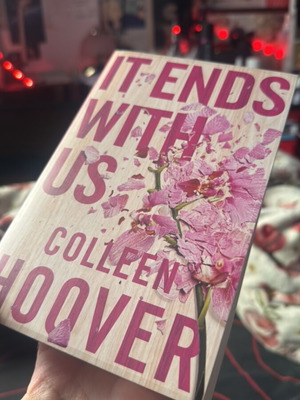 It Ends With Us βιβλίο της Colleen Hoover καινούργιο, στα αγγλικά