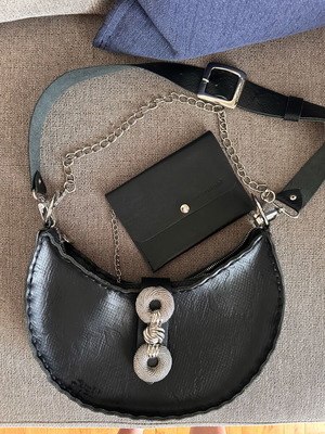 Individual Art Leather Shoulder Bag like new, black with straps