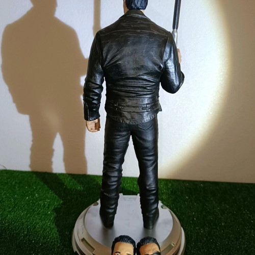 Terminator T-800 Battle Damaged resin statue like new, collectible figure