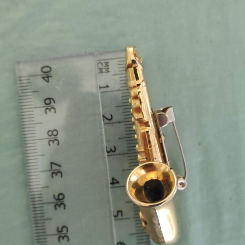 Vintage tie pin/brooch 1992 with gold saxophone like new