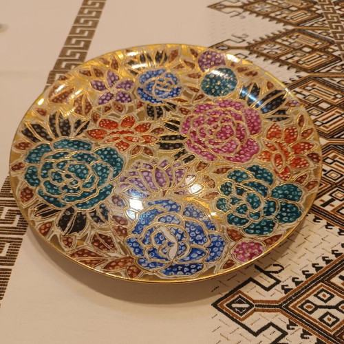 Vintage decorative plate like new with roses on gold background
