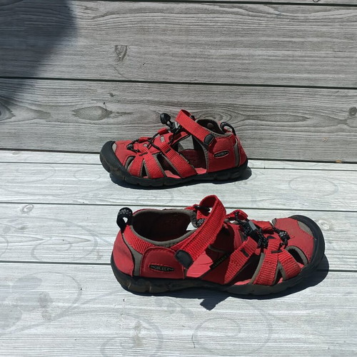 Keen sandals unisex used, size 32.5, black and red