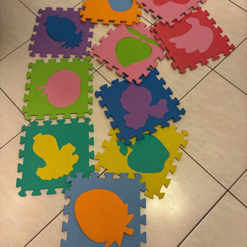 Children's Play Mat 10 detachable pieces 33x33 with fruits like new