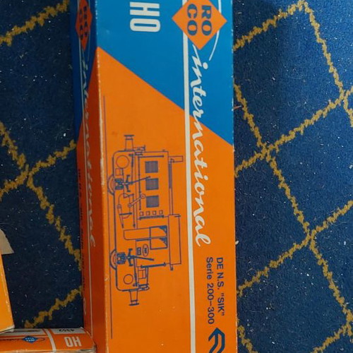 Roco train engine with wagons and electric tracks, package in excellent condition