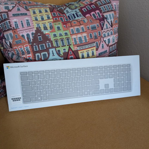 Microsoft Surface UK Key Layout Wireless Keyboard like new, silver