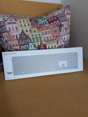 Microsoft Surface UK Key Layout Wireless Keyboard like new, silver