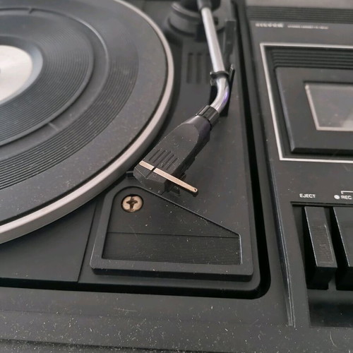 Sound system turntable with cassette radio like new without needle