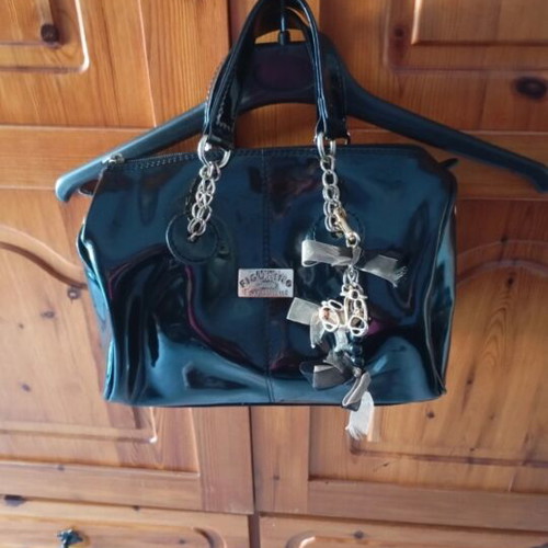 Patent leather handbag in excellent condition with removable decoration