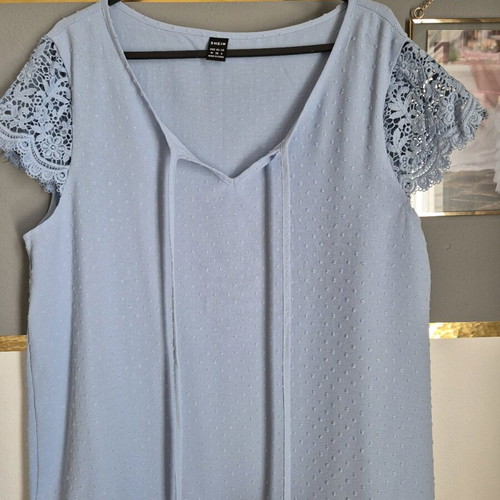 Blouse like new with lace sleeves, size M, blue