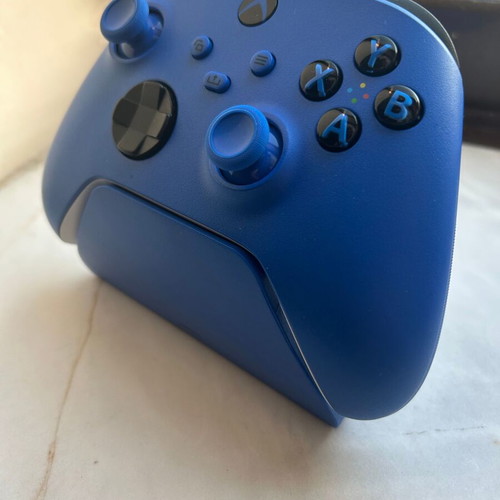 Xbox Series Controller Shock Blue with Razer Quick Charging Stand like new
