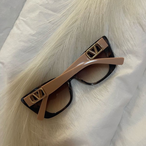 Women’s Tortoise Sunglasses new with pink arms and gold detail