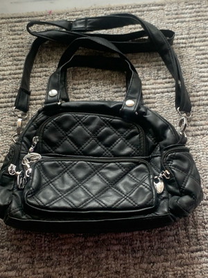Shoulder and handbag used with 5 external and 2 internal pockets