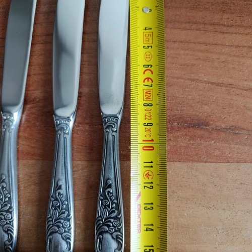 Vintage set of 9 dining knives in like new condition
