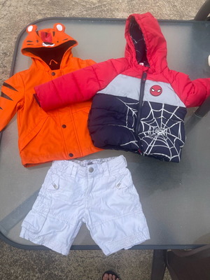 Αδιάβροχο tiger, μπουφάν Marvel Spider Man και σορτς Zara σαν καινούργια