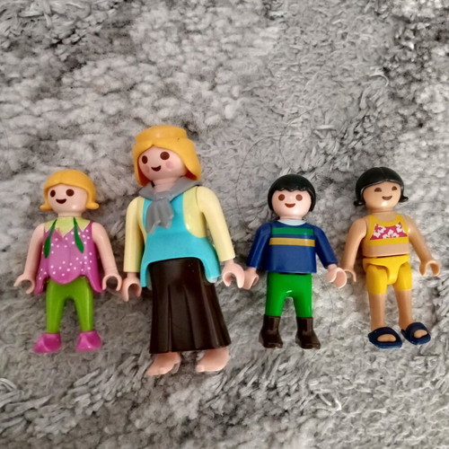 Playmobil figures 4 pieces like new, 2 collectible