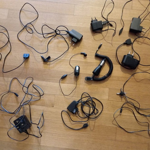 Chargers used, lot of old with various types of cables